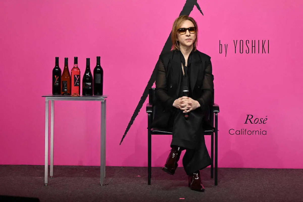 【画像・写真】YOSHIKI　「昨日から何も食べていない」苦笑も、手掛けたワインぐびり「病み上がりでいいのかな」