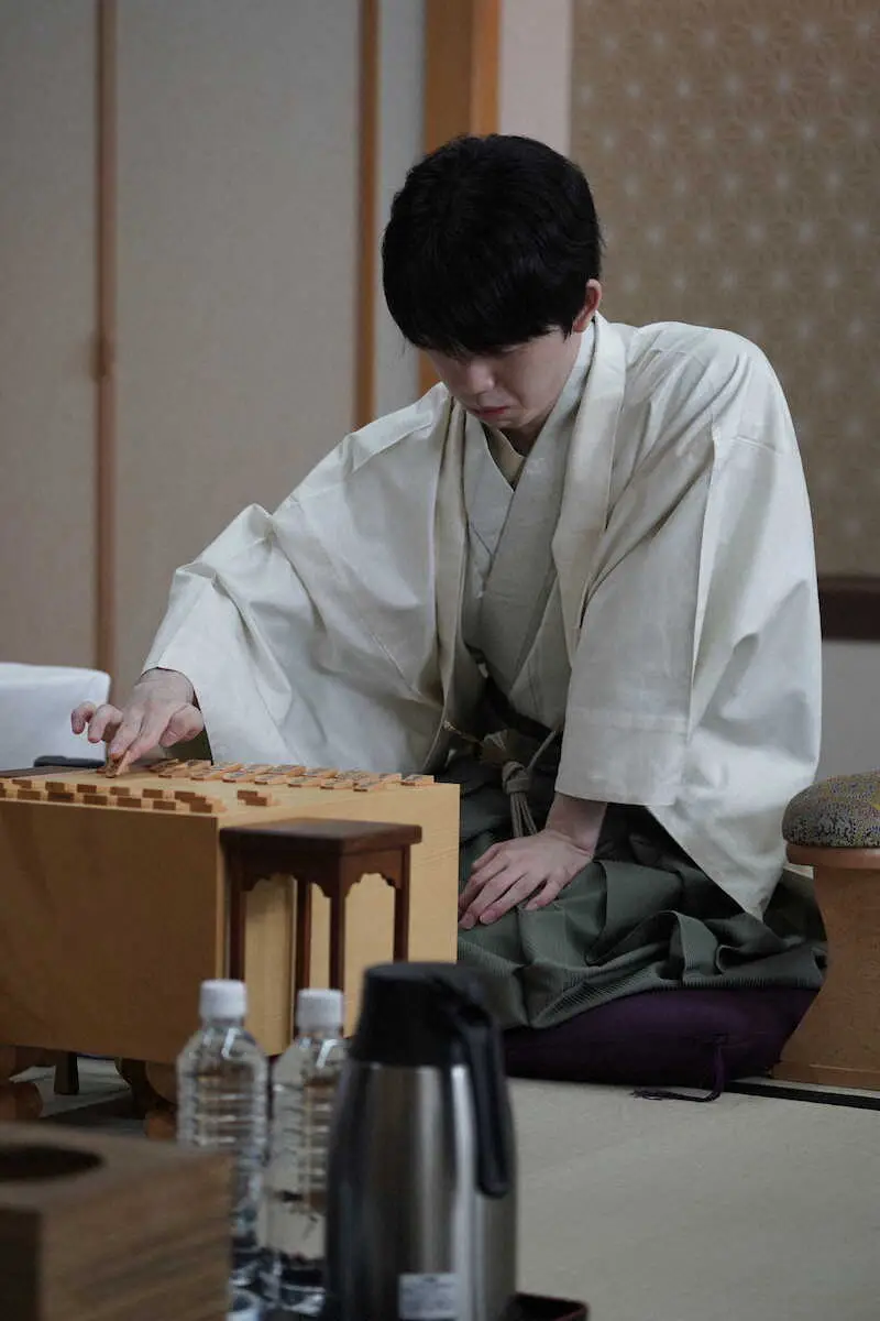 【画像・写真】藤井聡太棋聖が自身初＆最年少の永世称号へ先勝！「いいスタートを切ることができた」山崎隆之八段下す