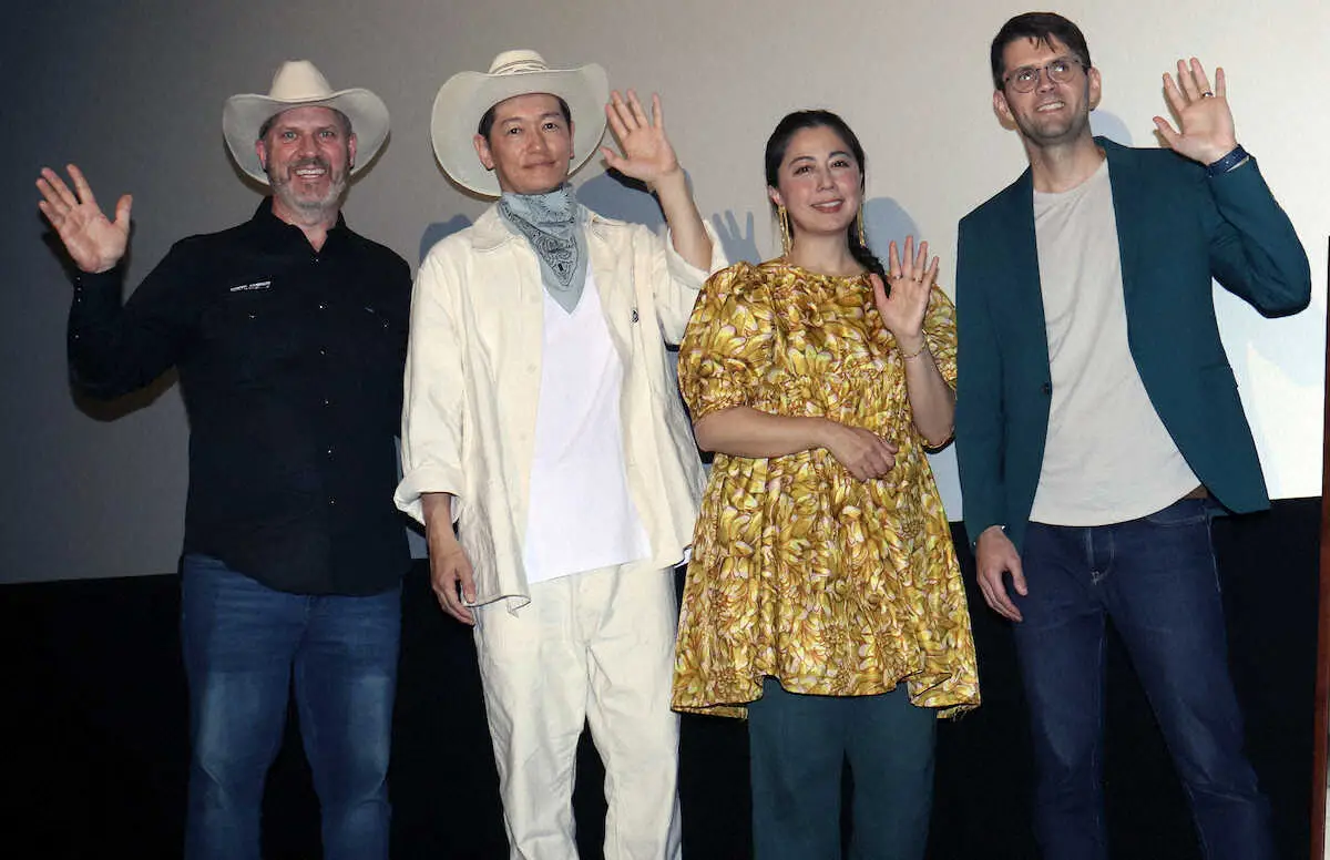 【画像・写真】映画「東京カウボーイ」の公開記念舞台挨拶を行った（左から）マーク・マリオット監督、井浦新、藤谷文子、音楽のチャド・キャノン