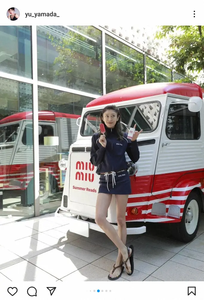 【画像・写真】山田優　ぺたんこサンダルなのに余裕の脚長ショット！ファンは手元にも注目「サインが小栗さんだ」