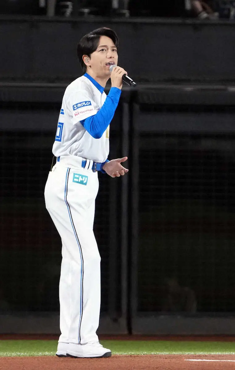 【画像・写真】山崎育三郎が“二刀流”始球式　投げキスでエスコン沸かす　松山千春の名曲を生歌唱＆剛球披露