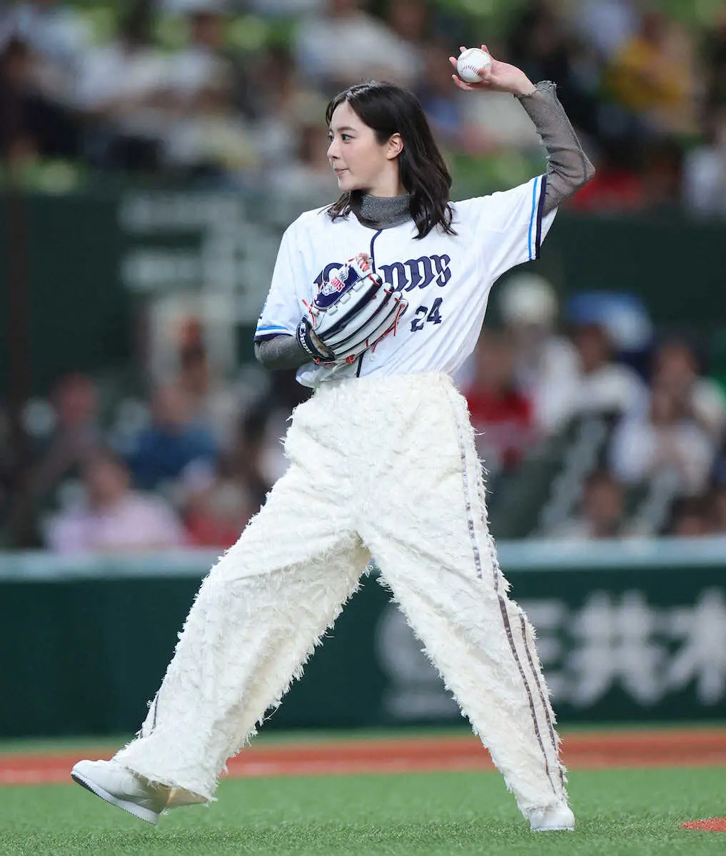 【画像・写真】＜西・広＞セレモニアルピッチに臨む新川優愛（撮影・白鳥　佳樹）