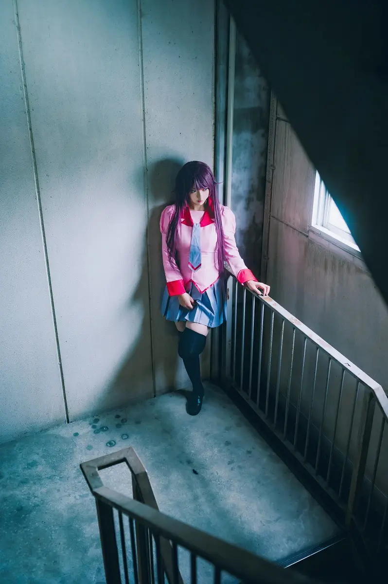 【画像・写真】【コスプレ図鑑】良き太ももの絶対領域…美穂『化物語』戦場ヶ原ひたぎ　怪しさ漂う背景で心奪われる振り向きポーズ