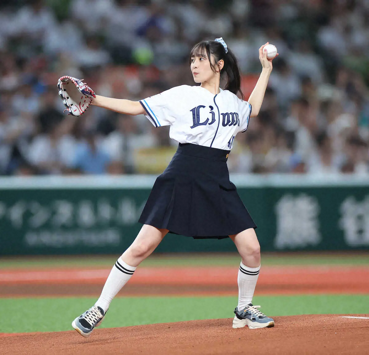 【画像・写真】＜西・広（3）＞セレモニアルピッチする乃木坂46・向井葉月　（撮影・白鳥　佳樹）