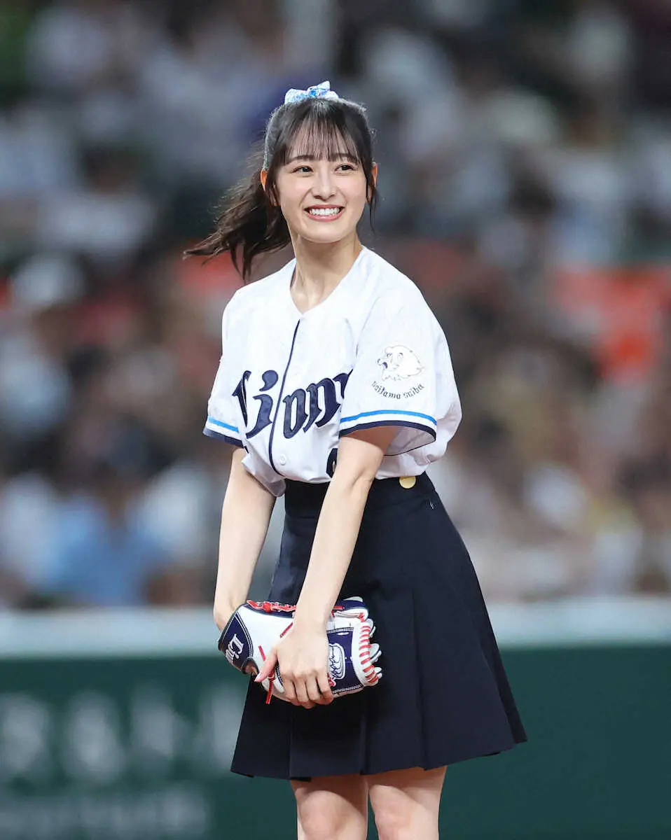 【画像・写真】＜西・広（3）＞セレモニアルピッチする乃木坂46・向井葉月　（撮影・白鳥　佳樹）