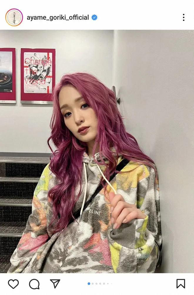 【画像・写真】剛力彩芽　ピンクヘア×ミニスカ×ブーツの私服ショットに「小顔　オーラ全開　可愛すぎ」「美脚すぎる」