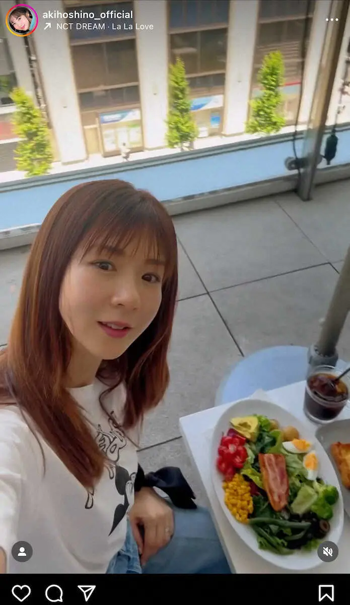 【画像・写真】“昔と変わらない可愛さ…”銀座のブランチでの自撮りショット。ほしのあきインスタグラム（＠akihoshino_official）から