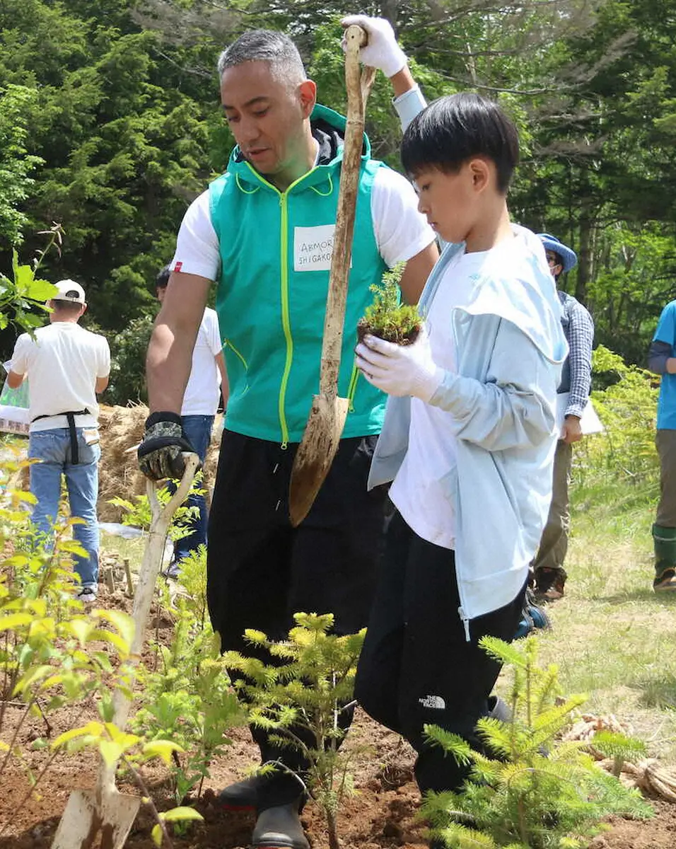 【画像・写真】團十郎　麻央さんがつないだ縁「歴史に」　10回目の植樹「ABMORI」は長男・新之助と参加