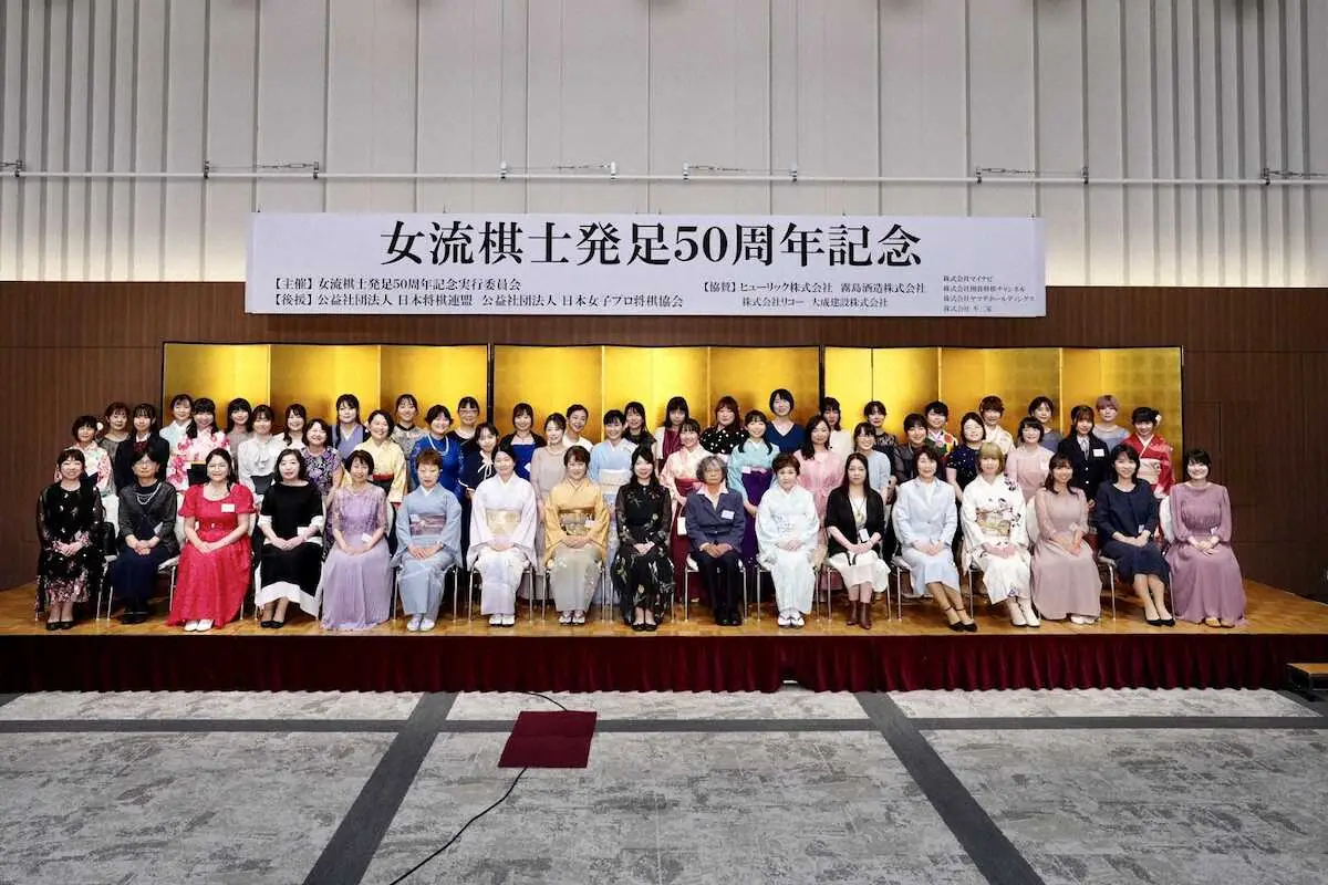 【画像・写真】女流棋士50周年　飛躍誓う12歳に78歳がエール　第1号・蛸島六段から最年少・岩崎2級へ