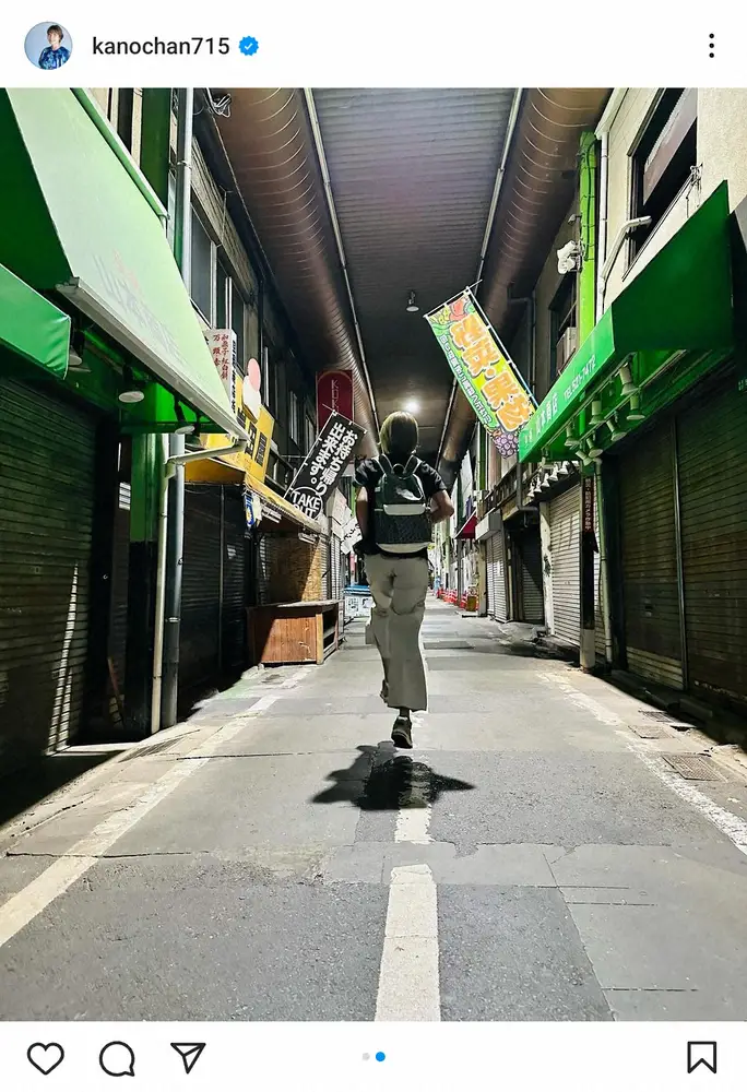 【画像・写真】狩野舞子さん　昭和レトロな商店街でのショットに「デカ過ぎひんか？」「シュール」「スキップわろた」の声