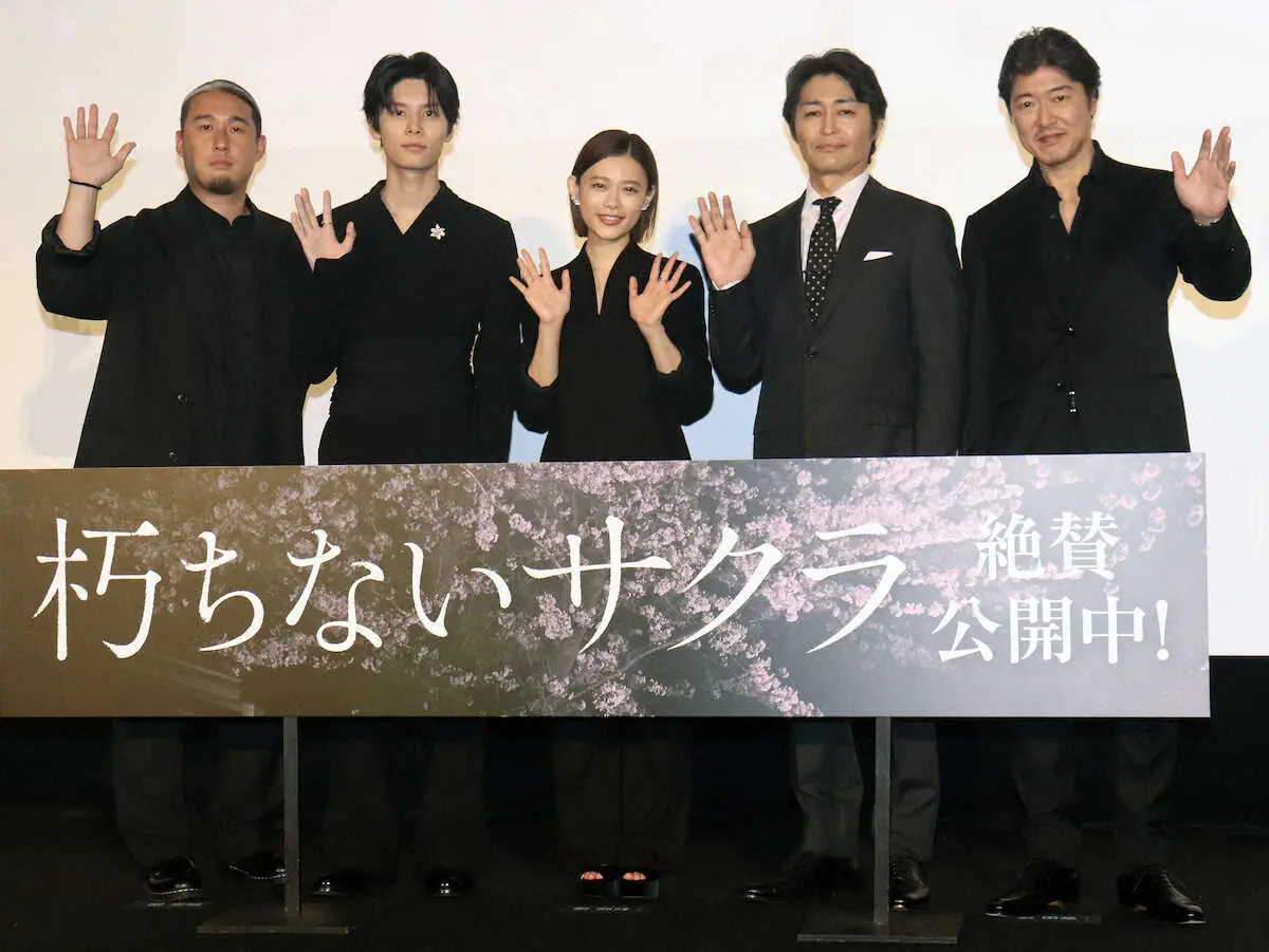 【画像・写真】杉咲花　タカ＆ユージからサプライズの手紙　主演映画「朽ちないサクラ」公開記念舞台あいさつ