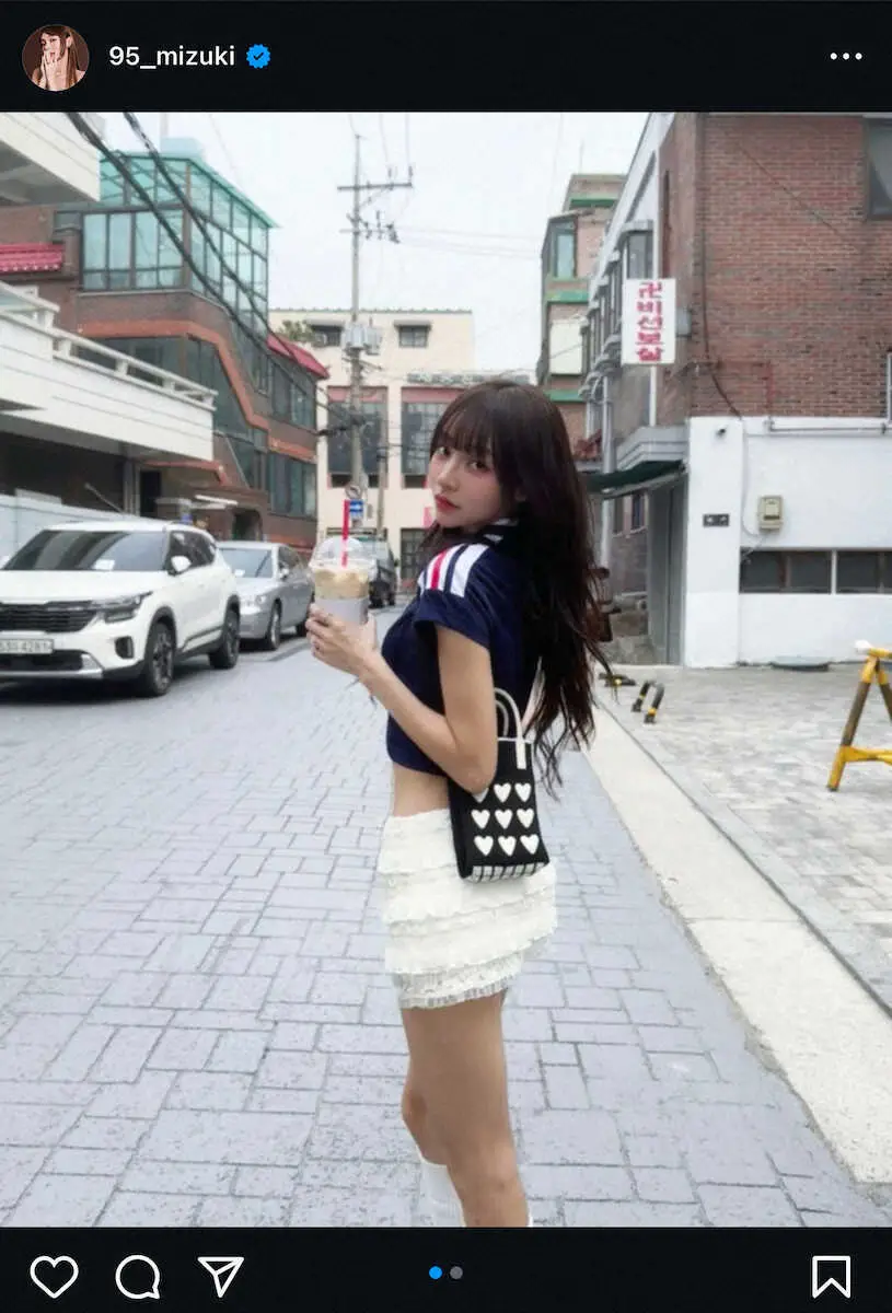 【画像・写真】お腹チラリ…振り返りショットも美しすぎる！リン・シャンの公式インスタグラムから（＠95＿mizuki）。