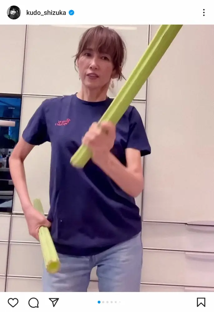 【画像・写真】工藤静香　巨大なフキで大はしゃぎ♪「おばあちゃんのような食卓」の料理も「全部美味しそう」の声