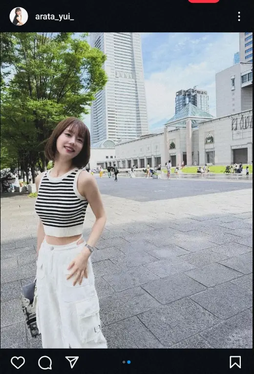【画像・写真】“美しすぎるラウンドガール”新唯　ノースリーブ＆白パンツ姿公開に「サマー・コーデ素敵」「完璧です」