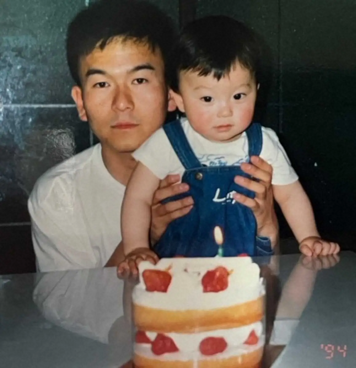 【画像・写真】幼少期に父（左）とのスナップ