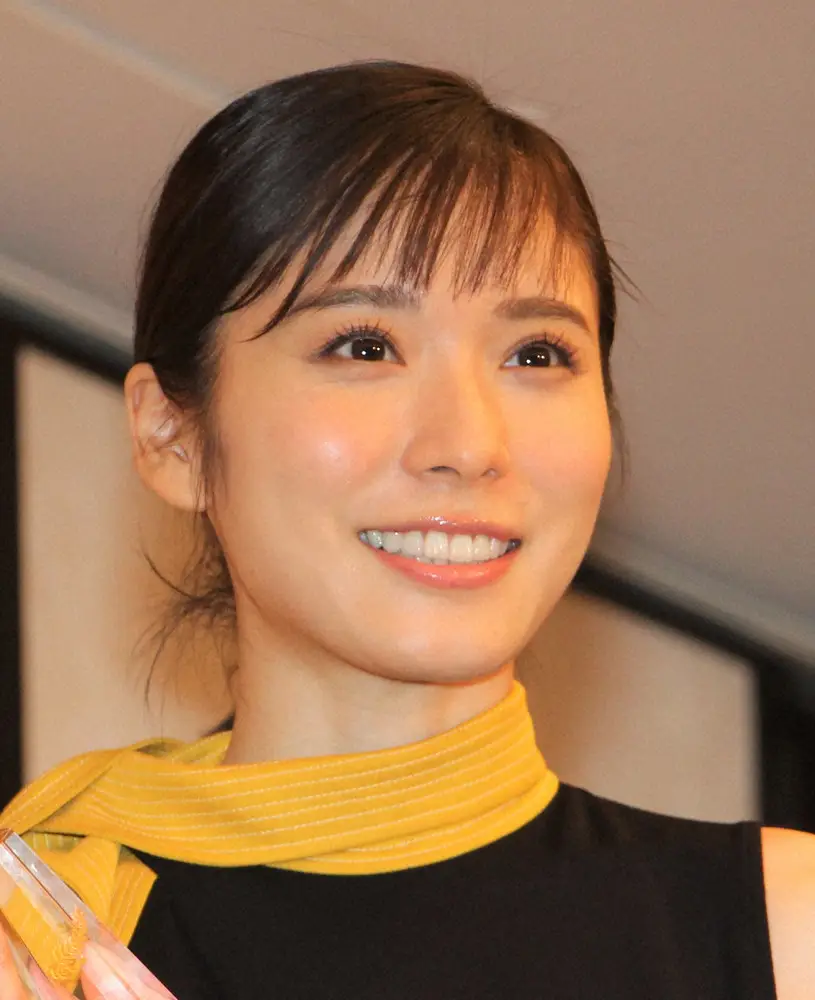 【画像・写真】松岡茉優　共演者や高校の先輩らから結婚を祝福され笑顔で一礼　Hey！Say！JUMPの有岡大貴と