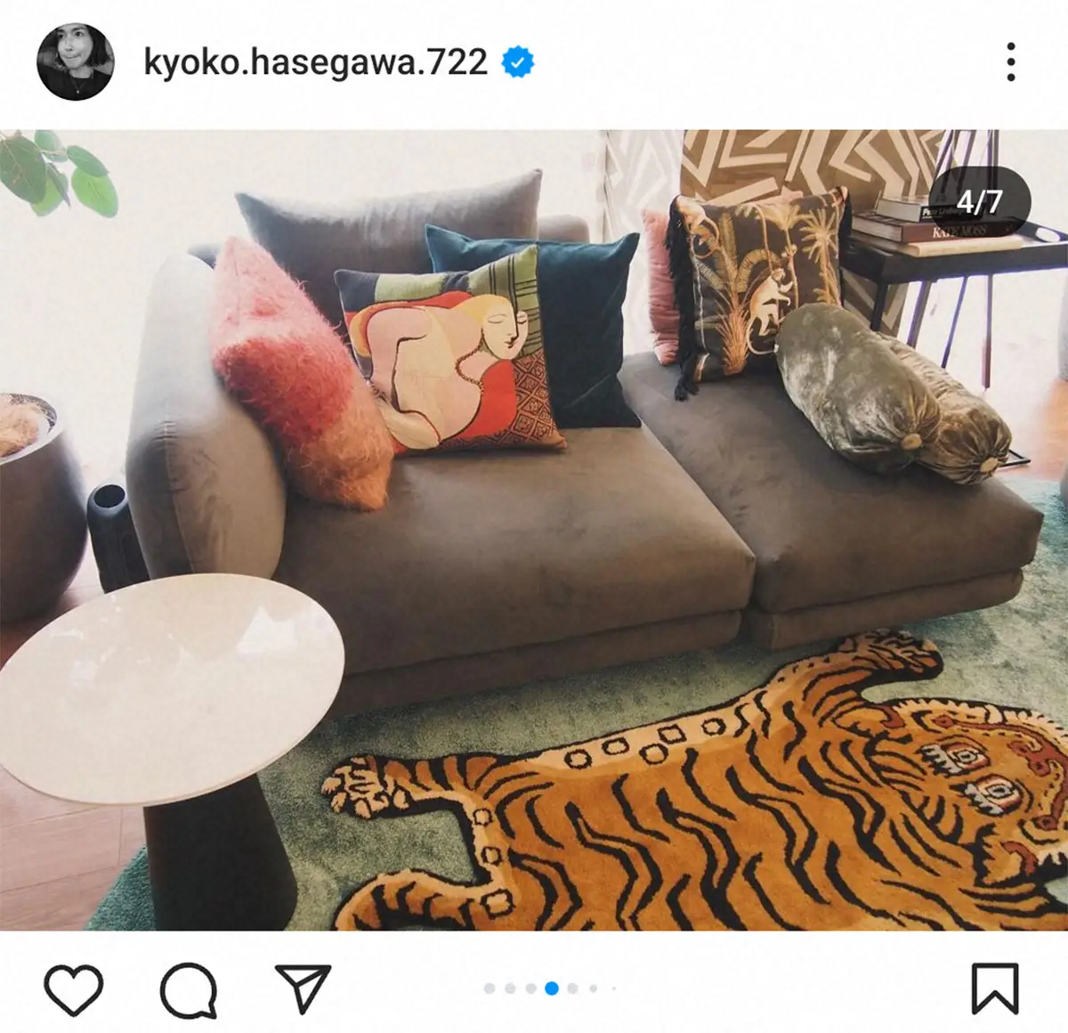 【画像・写真】長谷川京子　家具を新調したリビング披露　斬新壁紙＆虎ラグに「素敵な部屋」「壁紙もすごい」などの声