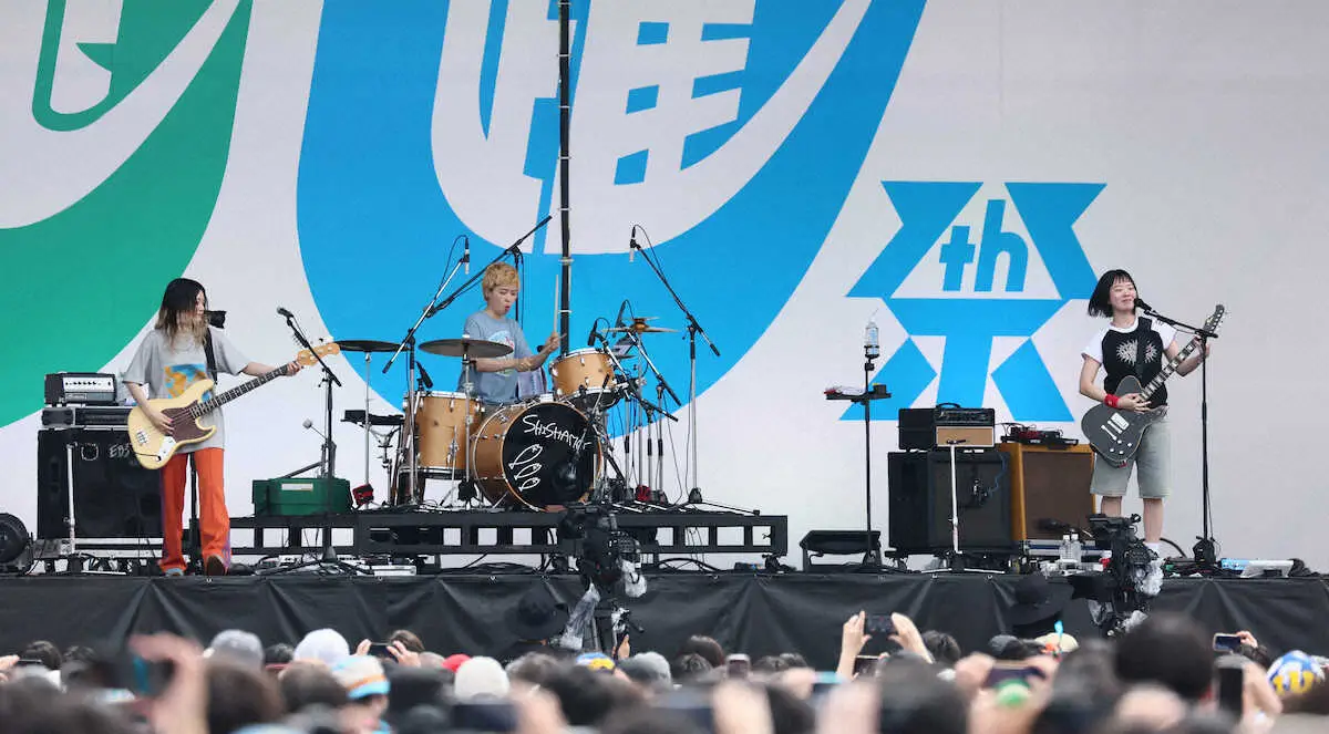 【画像・写真】SHISHAMO　ブルーインパルス“共演”　元川崎F・中村憲剛氏引退に寄せた「天才の種」ライブ初披露