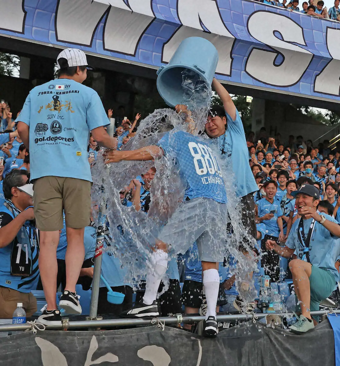 【画像・写真】市原隼人が川崎Fの始球式で大暴れ　水をかぶって市民の歌を熱唱「川崎は世界の中心」