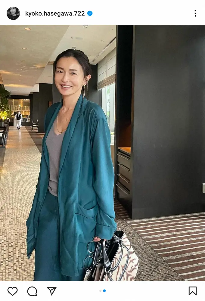 【画像・写真】長谷川京子　学生時代の友人とのリラックスショットに「ナチュラルでいいね」「前より顔が若返った」の声