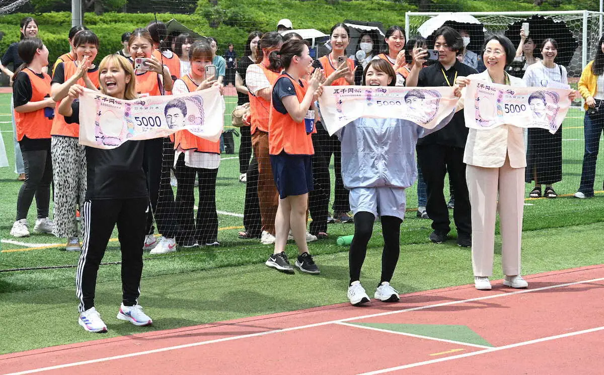 【画像・写真】元なでしこVS女子レスリング金メダリスト　新紙幣発行イベントで白熱のレース