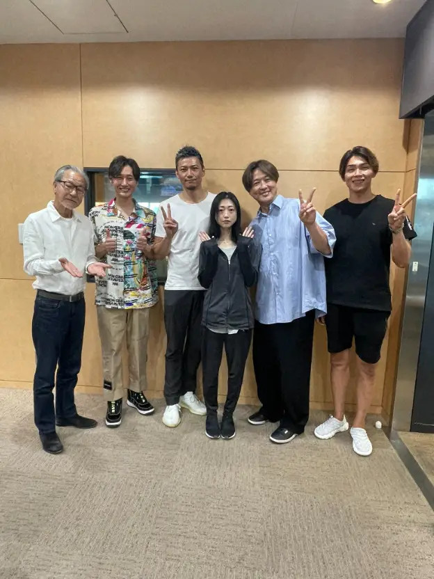 【画像・写真】壇蜜　純烈とのオフショットに「捕まった宇宙人みたい」の声　紅一点の小柄な体格目立つ写真に注目集まる