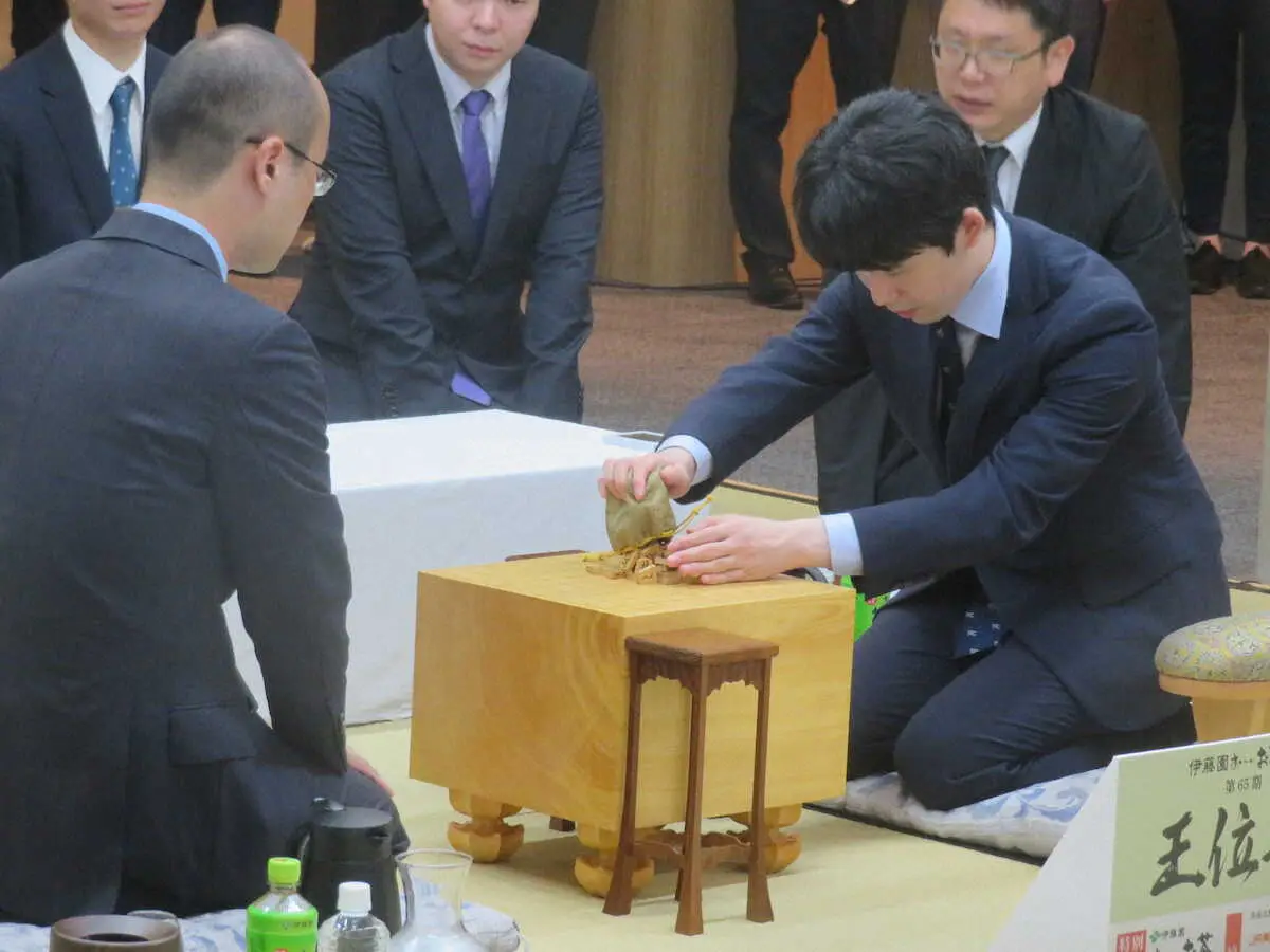 【画像・写真】藤井王位「控え室で」、渡辺九段「戻して」　おやつ場所問題でバチバチ!?　6日開幕・王位戦第1局