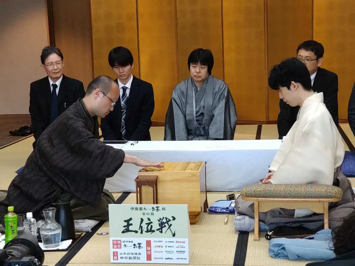 【画像・写真】藤井王位　指し直し局始まる　戦型は相掛かり　互いに浮き飛車を選択　渡辺は角交換の後、藤井陣へ打ち込む