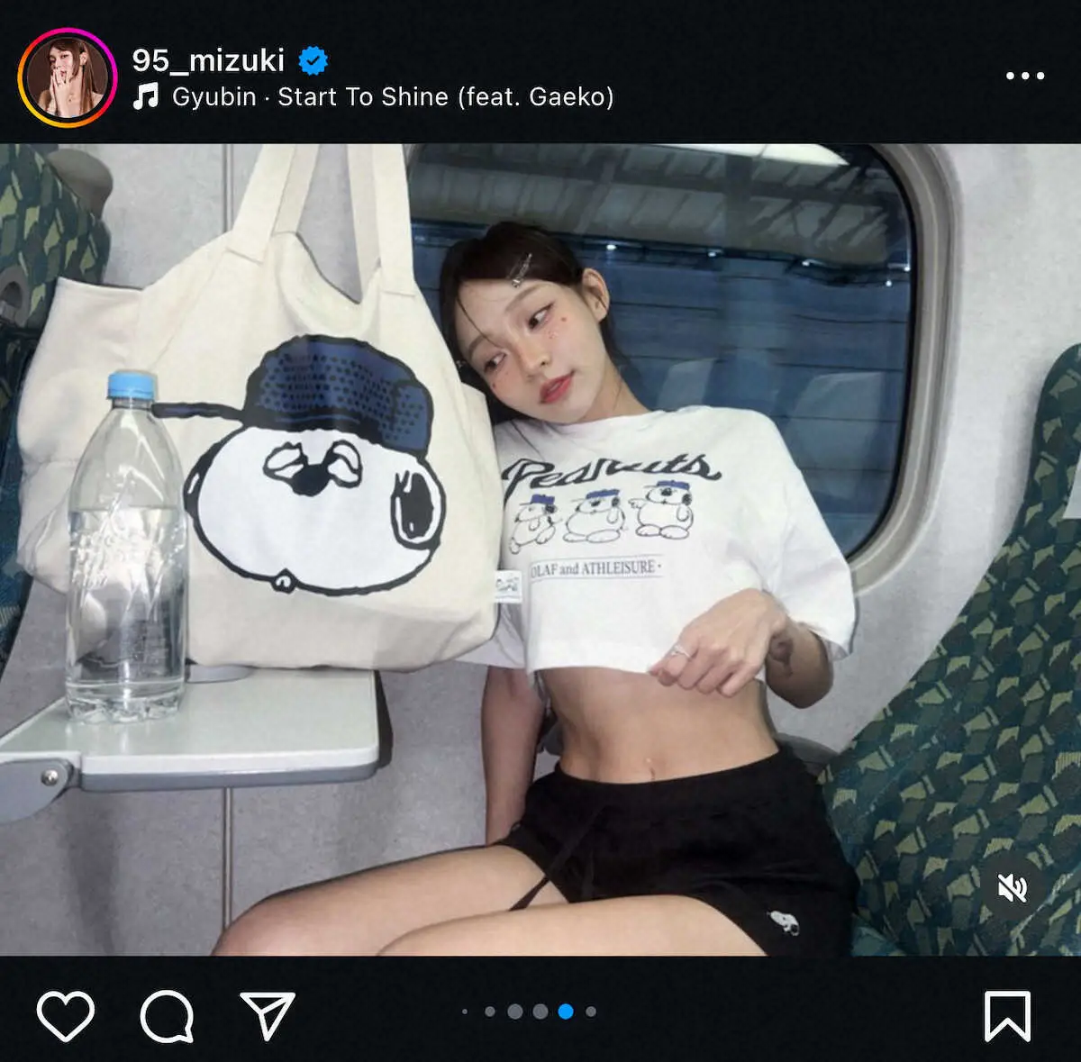 【画像・写真】ウエスト細すぎ…移動中のへそ出しショット。リン・シャン公式インスタグラム（＠95＿mizuki）から