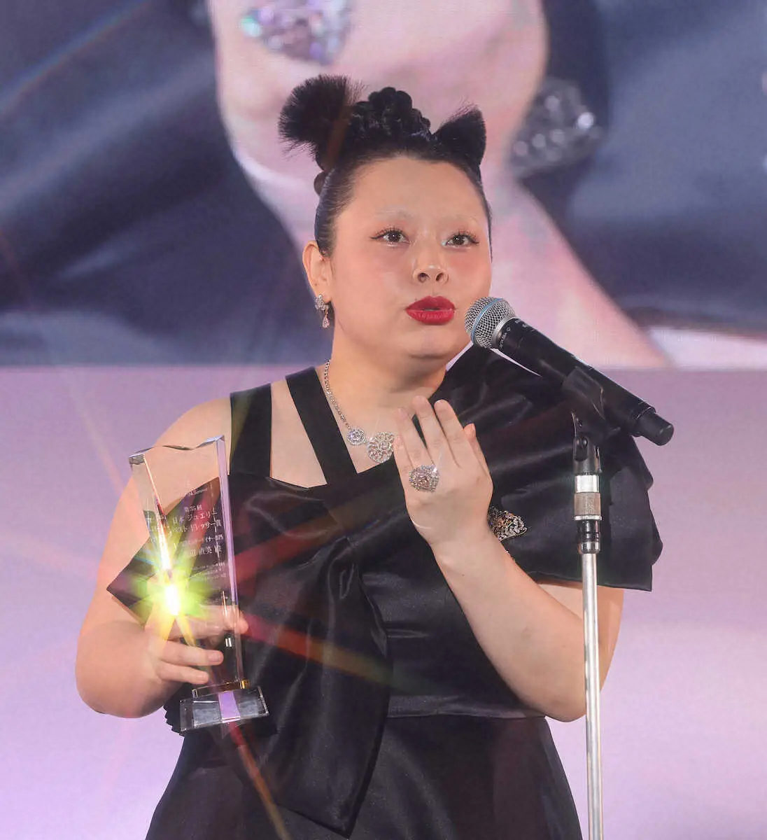 【画像・写真】日本ジュエリーベストドレッサー賞の授賞式に出席した特別賞の渡辺直美