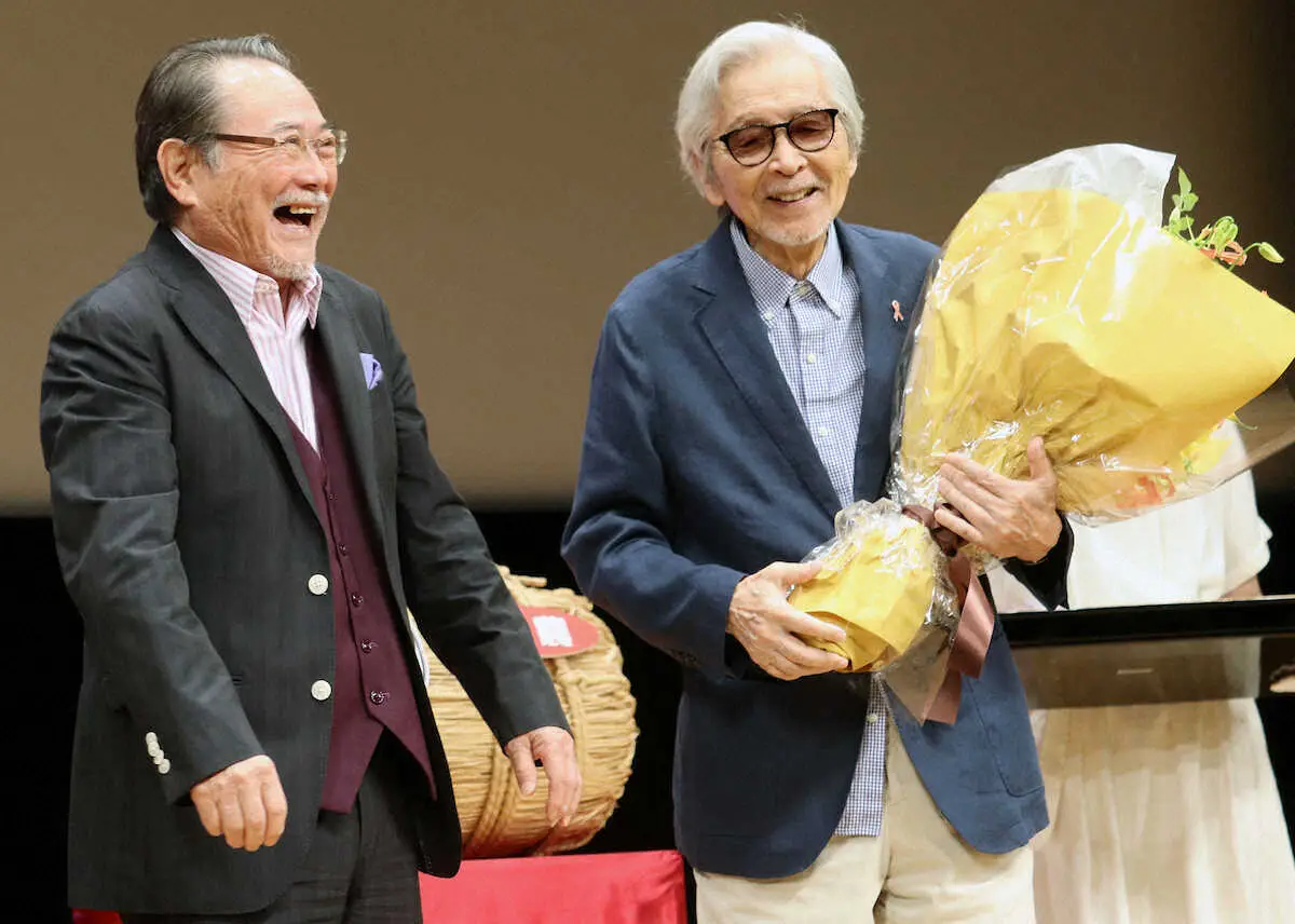 【画像・写真】衛星放送協会から特別表彰され、前田吟（左）の祝福を受け笑顔の山田洋次監督