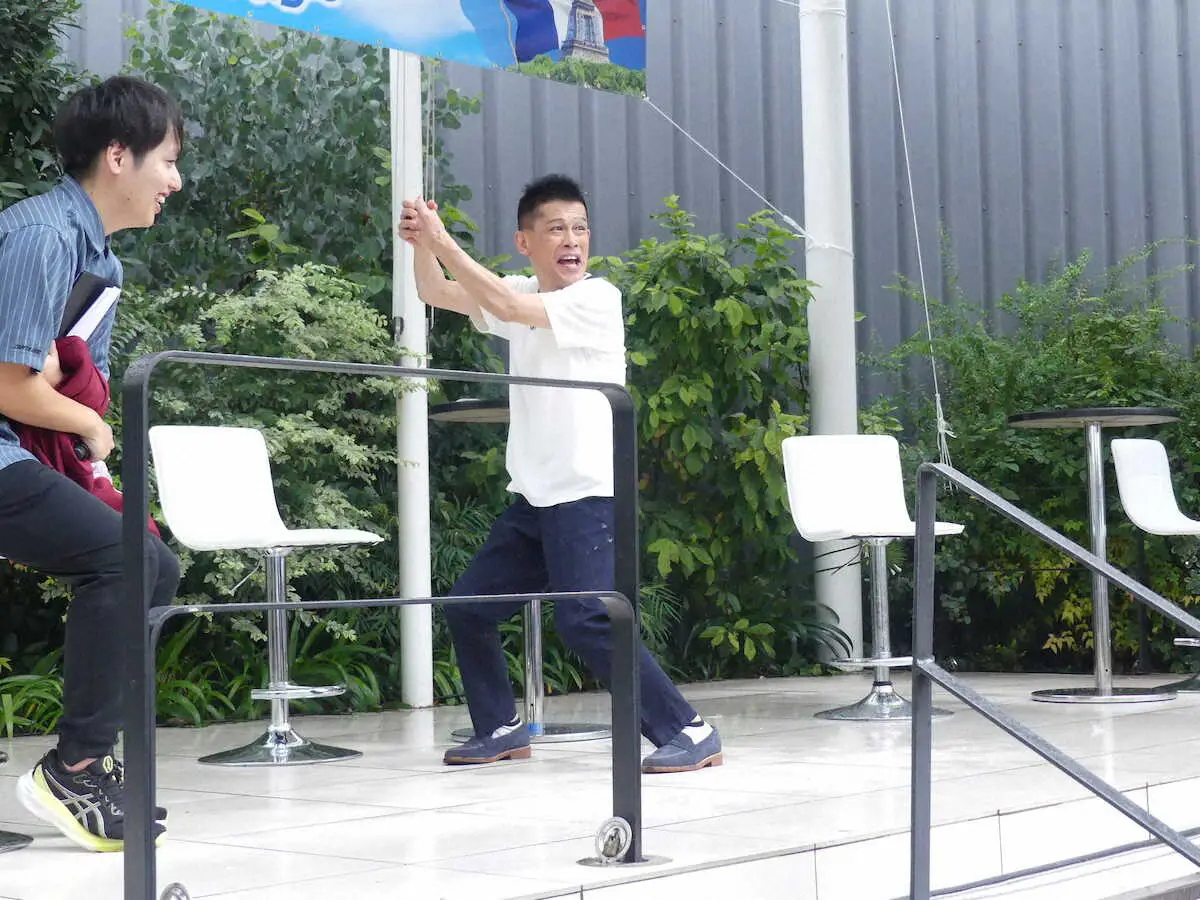 【画像・写真】柳沢慎吾　十八番「ひとり甲子園」でパリ五輪日本代表にエール　小雨の中“劇場”4分間