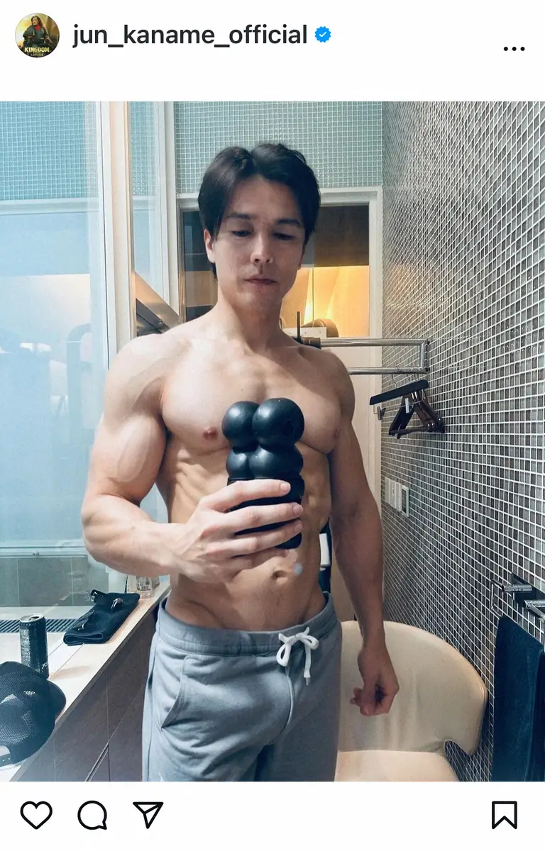 【画像・写真】要潤　筋肉隆々…マッチョ化した姿公開「携帯もムキムキに」 　ファン爆笑「加工？」「すごすぎ」