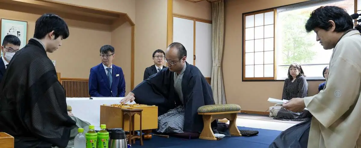 【画像・写真】渡辺明九段の封じ手　角交換促す本命手　藤井聡太王位が応じる　王位戦第2局再開