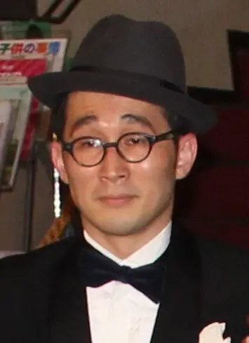 【画像・写真】シソンヌじろう「遠目のなべさん」人気芸人の1枚に反響　「病院事務長」「JA」コメント欄“大喜利状態”