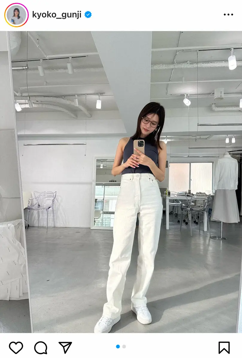 【画像・写真】日テレ・郡司恭子アナ　白デニム合わせたカジュアルな“出勤コーデ”披露　「おしゃれ番長」「脚長!」の声