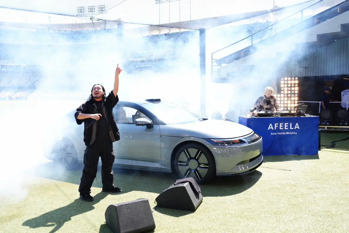 【画像・写真】Creepy Nuts　ドジャース―レッドソックス戦で米国初パフォ　始球式後にまさかの土下座？