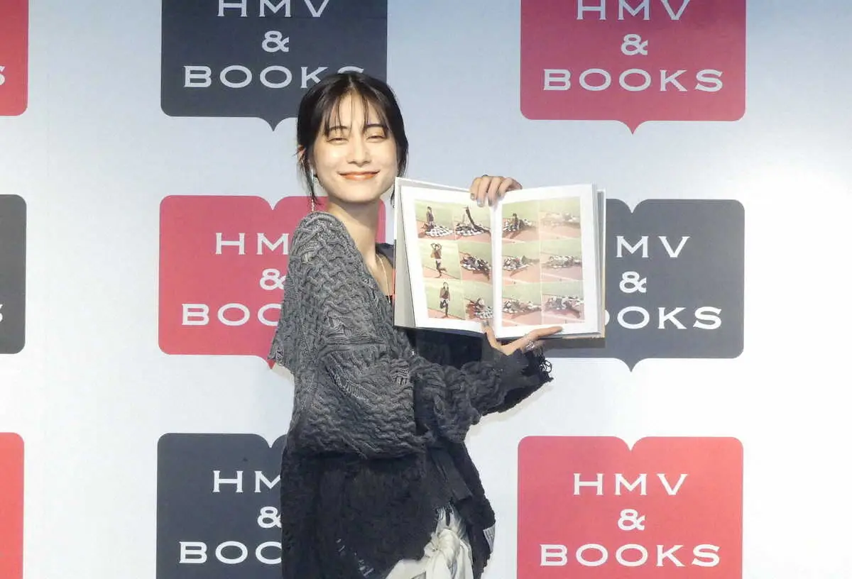 【画像・写真】「ExWHYZ」のmikina　「黒歴史にならないように…」写真集発売記者会見にド緊張！？