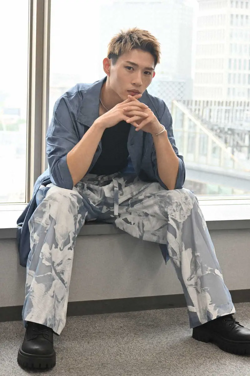 【画像・写真】写真撮影に応じる平野莉玖（撮影・小渕　日向子、スタイリスト・日夏＜YKP＞）