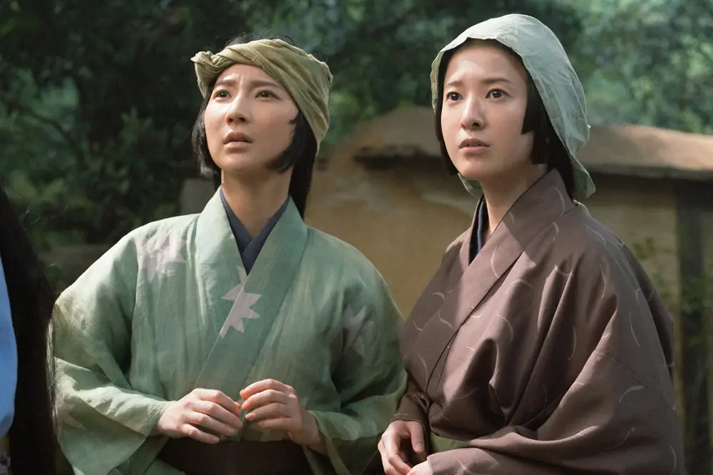 【画像・写真】大河ドラマ「光る君へ」第20話。ききょう（ファーストサマーウイカ・左）とまひろ（吉高由里子）は変装し…（C）NHK