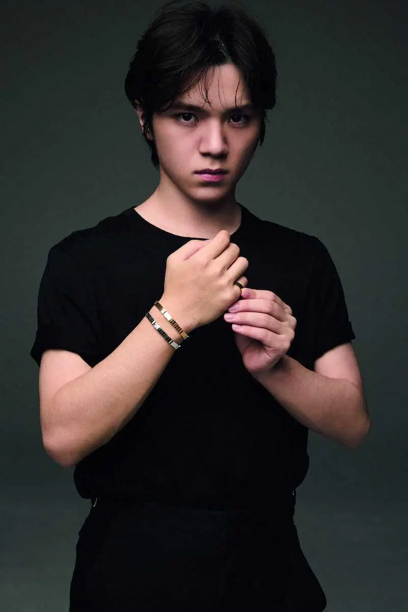 【画像・写真】宇野昌磨さん、ファッション撮影挑戦　“レアショット”半袖Tシャツ「新鮮でした」　1日発売「家庭画報」