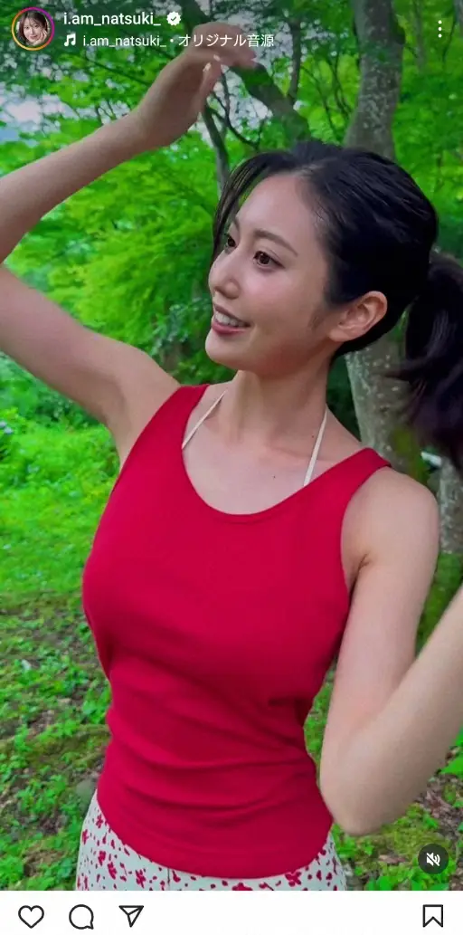 【画像・写真】“令和の峰不二子”阿部なつき　真っ赤なタンクトップ姿公開に「凄いボディ」「涼しそう」「森の妖精」