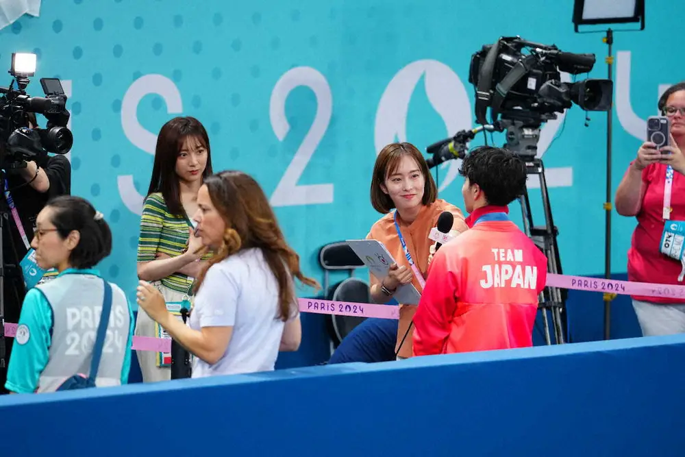 【画像・写真】＜パリ五輪　体操男子個人総合決勝＞岡（右）にインタビューする石川佳純さん（同2人目）（撮影・小海途　良幹）