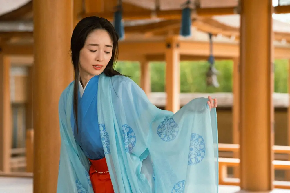 【画像・写真】「光る君へ」和泉式部・泉里香“妖艶＆毒舌”大河デビュー！水色シースルーも話題「セーラーマーキュリー」