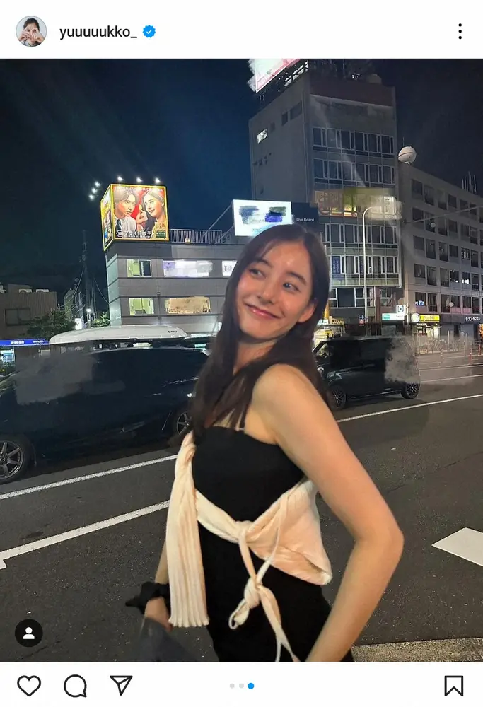 【画像・写真】新木優子　夜の街角での肌見せショットに「夜でも映える美肌」「街中にこんな天使いるのやばすぎ」