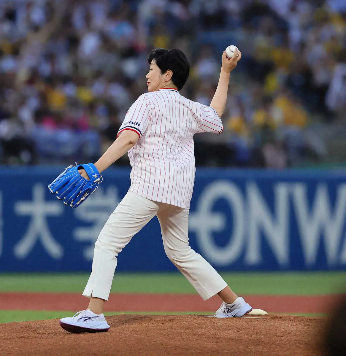【画像・写真】小池百合子都知事が左膝関節を剥離骨折　6日ヤクルト―阪神戦で始球式
