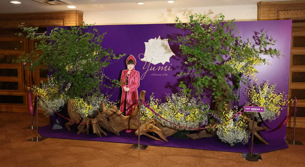【画像・写真】桂由美さん追悼ファションショー　秋川雅史「千の風になって」独唱に乗せ冨永愛は純白ドレスで舞
