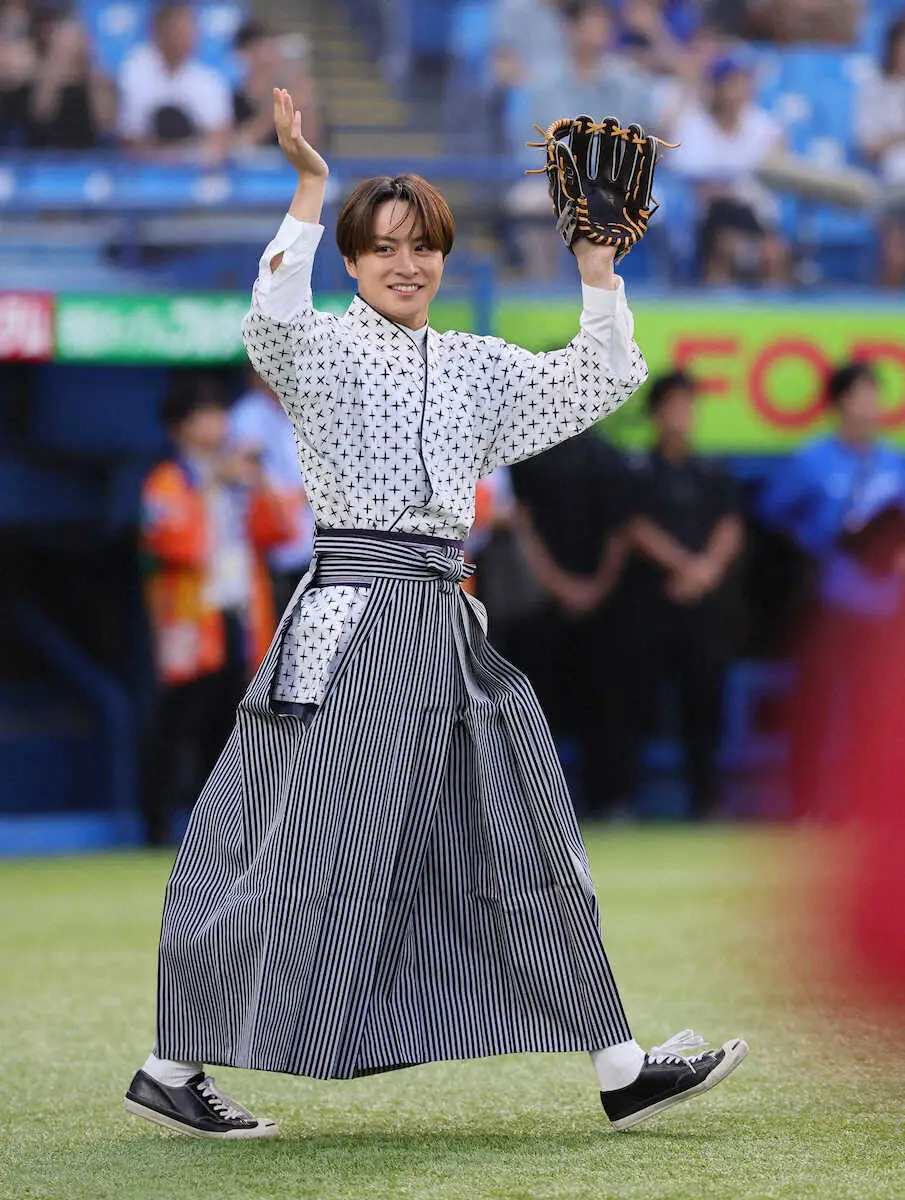 【画像・写真】白濱亜嵐　“坊ちゃん”姿で始球式　「松山DAY」地元アピールも大暴投に頭抱える「すみません…」