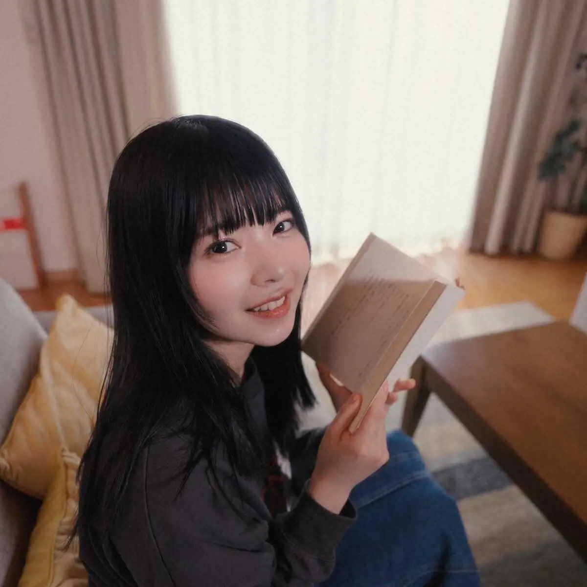【画像・写真】WHITE　SCORPIONの“文学少女”NATSU　自身のマイベスト書籍を紹介