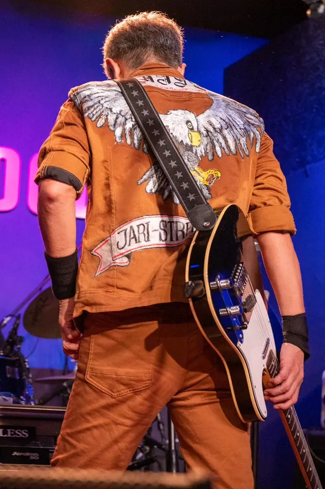 【画像・写真】自身でイラストを描いた衣装を着る中村繁之